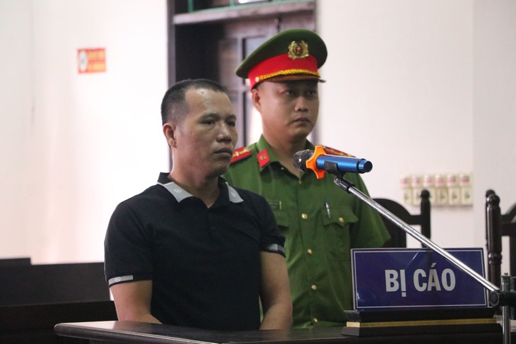 8 năm tù cho kẻ dùng lựu đạn giả cướp ngân hàng- Ảnh 1.