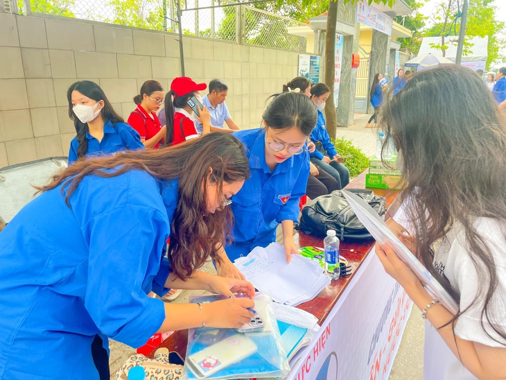 Áo xanh tình nguyện đồng hành cùng sĩ tử 'vượt vũ môn'- Ảnh 1.
