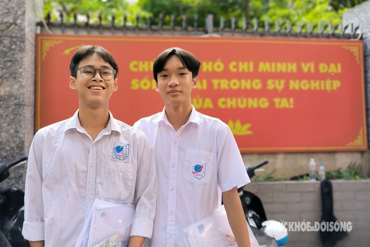 Thí sinh phấn khởi vì đề Ngoại ngữ dễ, chính thức khép lại kỳ thi tốt nghiệp THPT 2024- Ảnh 1. Thí sinh phấn khởi vì đề Ngoại ngữ dễ, chính thức khép lại kỳ thi tốt nghiệp THPT 2024- Ảnh 1.