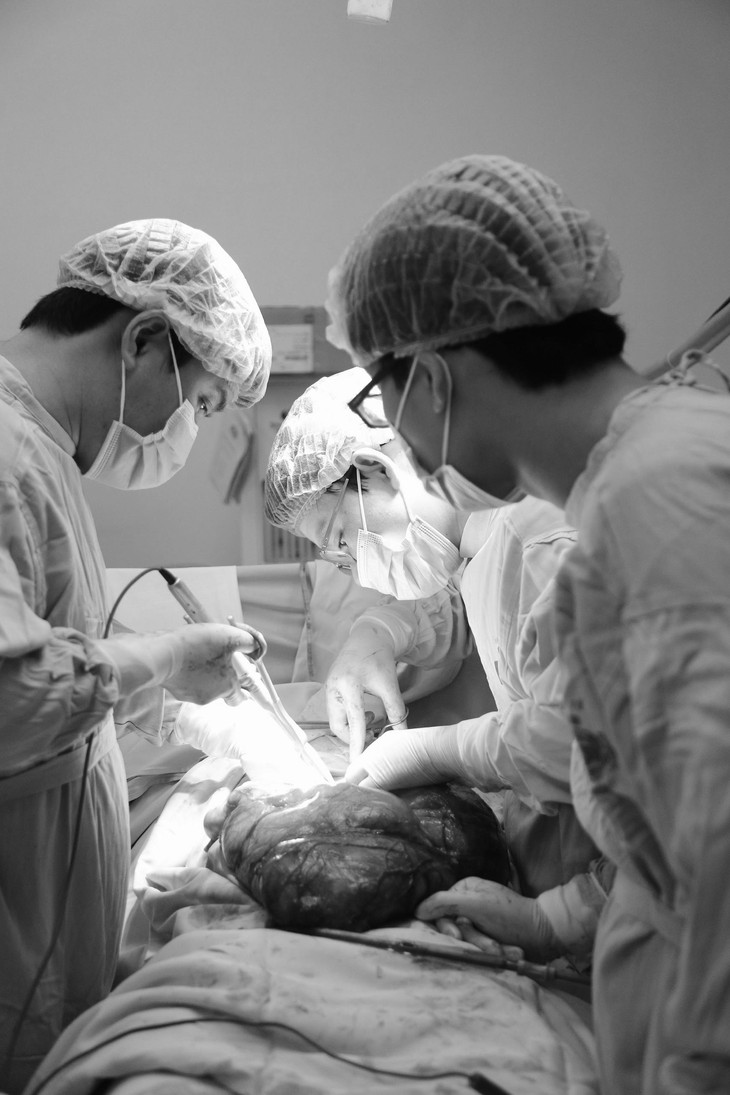 Nam thanh niên chủ quan tưởng béo bụng, bác sĩ mổ ra khối u 8kg, đường kính 40cm
- Ảnh 1. Nam thanh niên chủ quan tưởng béo bụng, bác sĩ mổ ra khối u 8kg, đường kính 40cm
- Ảnh 1.