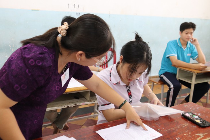 TPHCM: 3 thí sinh bị đau bụng, ngất xỉu trong kỳ thi tốt nghiệp THPT- Ảnh 1.