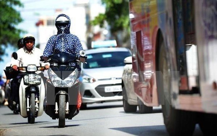 Miền Trung nắng nóng gay gắt kéo dài, ngoài trời có thể lên đến 43 độ- Ảnh 2.