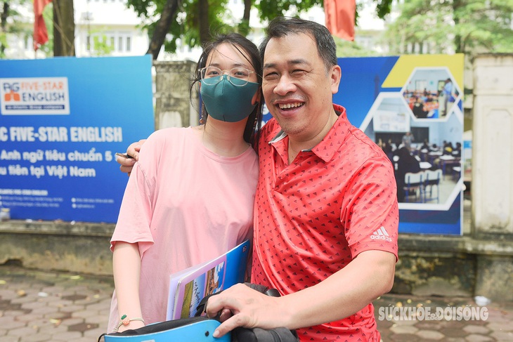 Những cái ôm thật chặt sau cổng trường thi trong Ngày Gia đình Việt Nam- Ảnh 1. Những cái ôm thật chặt sau cổng trường thi trong Ngày Gia đình Việt Nam- Ảnh 1.