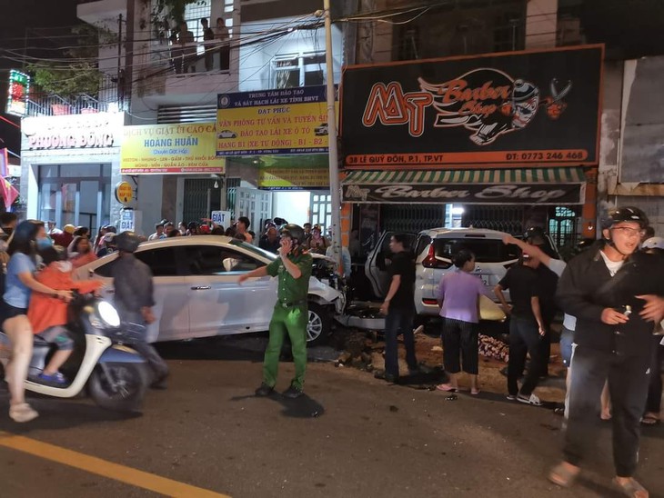 Ô tô tông hàng loạt xe dừng đèn đỏ, 2 người chết, nhiều người bị thương- Ảnh 3. Ô tô tông hàng loạt xe dừng đèn đỏ, 2 người chết, nhiều người bị thương- Ảnh 3.