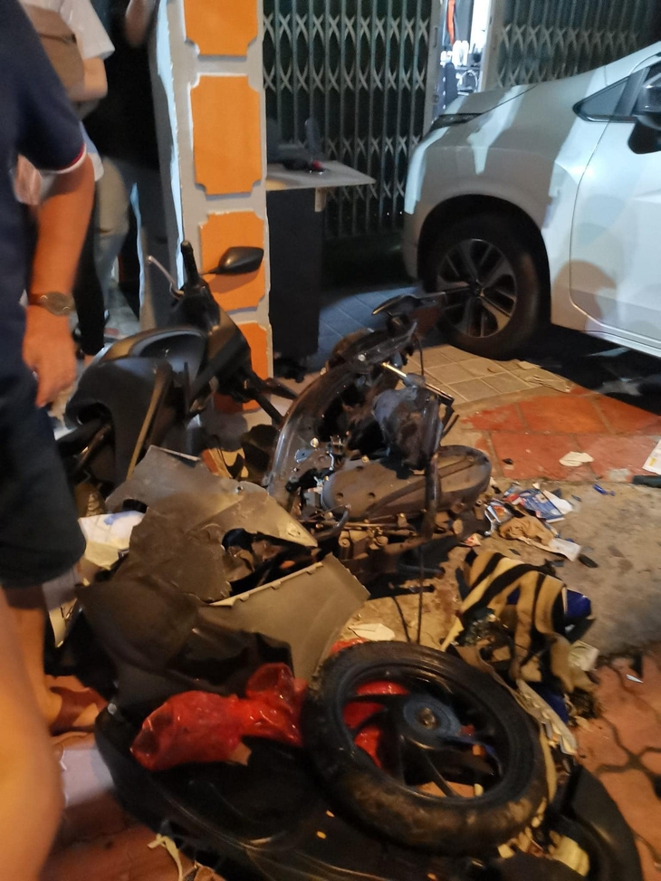 Ô tô tông hàng loạt xe dừng đèn đỏ, 2 người chết, nhiều người bị thương- Ảnh 2. Ô tô tông hàng loạt xe dừng đèn đỏ, 2 người chết, nhiều người bị thương- Ảnh 2.