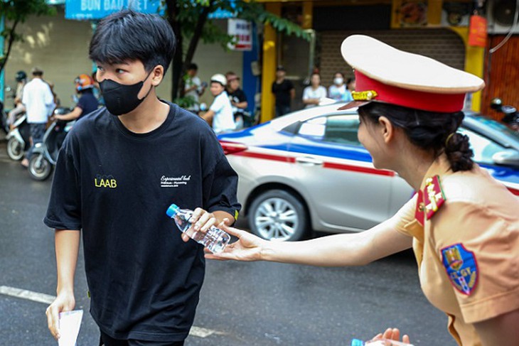 Hà Nội: Không thí sinh nào 'lỡ hẹn' mùa thi vì lý do giao thông- Ảnh 1.