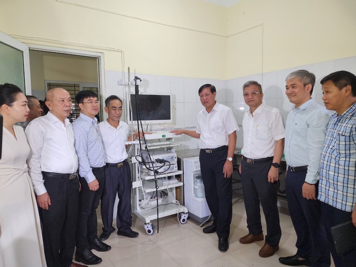 Thứ trưởng Bộ Y tế Đỗ Xuân Tuyên trao tặng thiết bị y tế cho Bệnh viện Đa khoa huyện Thọ Xuân- Ảnh 2.