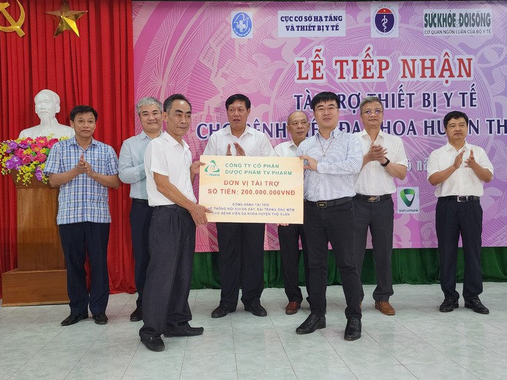 Thứ trưởng Bộ Y tế Đỗ Xuân Tuyên trao tặng thiết bị y tế cho Bệnh viện Đa khoa huyện Thọ Xuân- Ảnh 8.