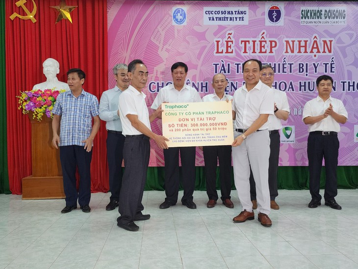 Thứ trưởng Bộ Y tế Đỗ Xuân Tuyên trao tặng thiết bị y tế cho Bệnh viện Đa khoa huyện Thọ Xuân- Ảnh 10.
