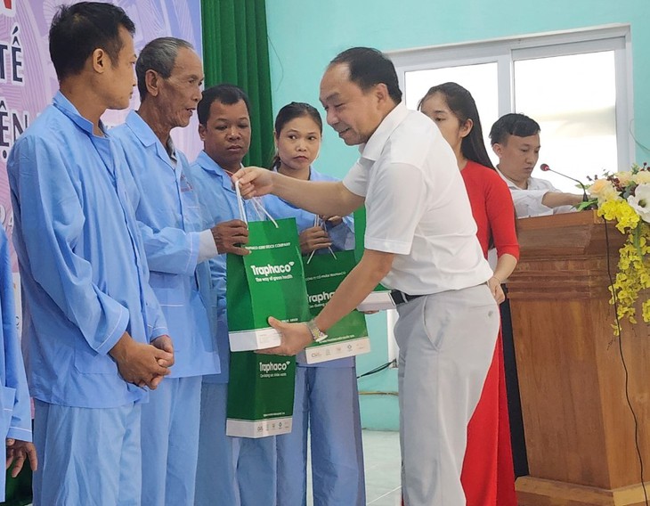 Thứ trưởng Bộ Y tế Đỗ Xuân Tuyên trao tặng thiết bị y tế cho Bệnh viện Đa khoa huyện Thọ Xuân- Ảnh 12.