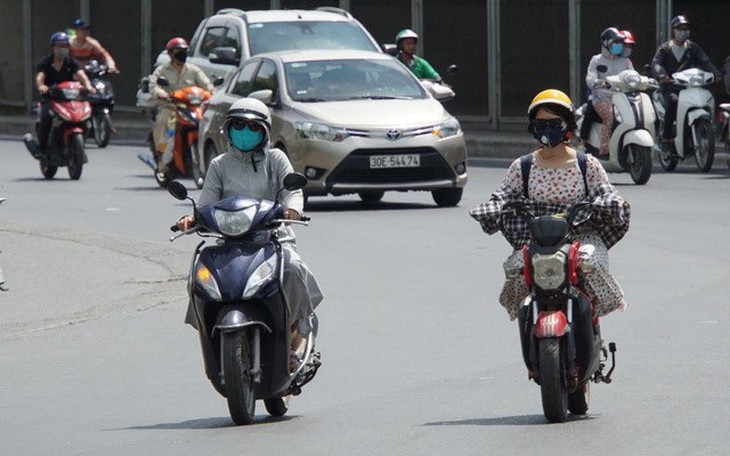 Ngày mai miền Bắc sẽ nắng nóng đỉnh điểm trước khi đón mưa dông dài ngày