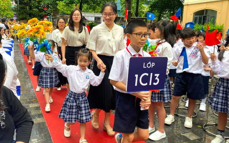 4 bước cha mẹ có con chuẩn bị vào lớp 1 cần làm để trẻ thích đi học