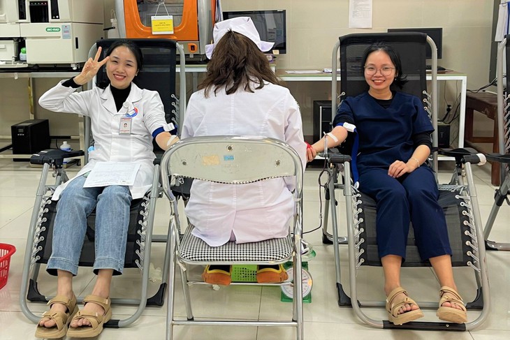 Hàng trăm người tới bệnh viện hiến máu trong ngày cuối tuần- Ảnh 3.