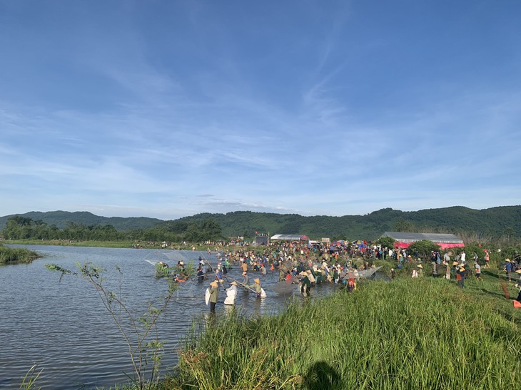 Sau tiếng trống, hàng nghìn người lao xuống đầm bắt cá cầu may- Ảnh 3.
