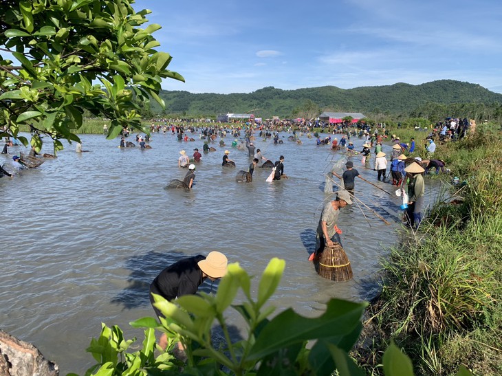 Sau tiếng trống, hàng nghìn người lao xuống đầm bắt cá cầu may- Ảnh 13.
