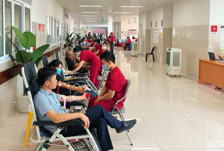 Hàng trăm người tới bệnh viện hiến máu trong ngày cuối tuần- Ảnh 1.
