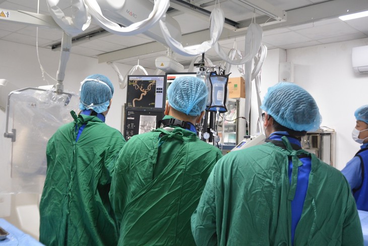 Bệnh viện HNĐK Nghệ An thực hiện đặt Stent chuyển dòng chảy điều trị phình động mạch não- Ảnh 1.