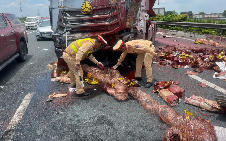 2 xe ô tô va chạm trên cao tốc khiến hiện trường nhuộm đỏ