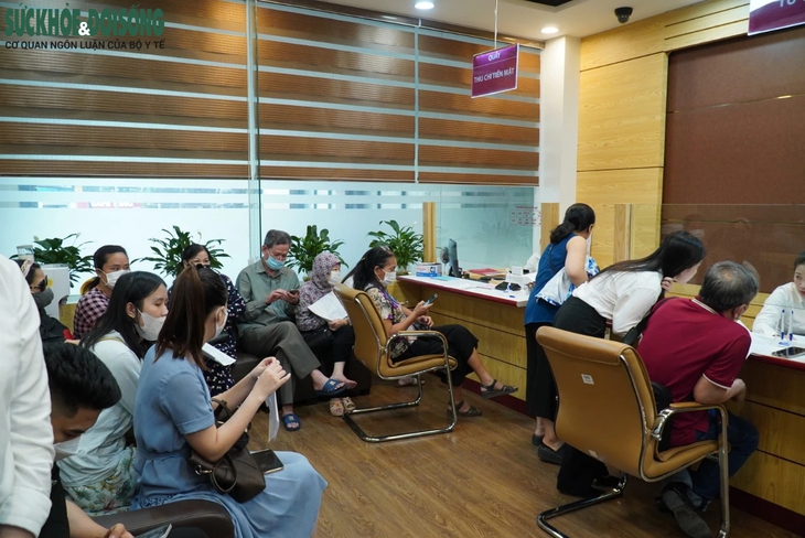 Người dân xếp hàng chờ mua vàng ngày đầu bán trực tiếp- Ảnh 6.