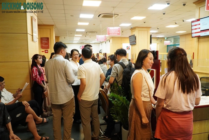 Người dân xếp hàng chờ mua vàng ngày đầu bán trực tiếp- Ảnh 1.