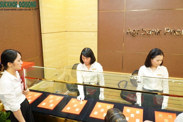 Người dân xếp hàng chờ mua vàng ngày đầu bán trực tiếp- Ảnh 13.