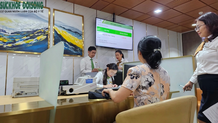 Người dân xếp hàng chờ mua vàng ngày đầu bán trực tiếp- Ảnh 8.