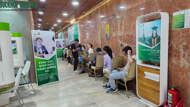 Người dân xếp hàng chờ mua vàng ngày đầu bán trực tiếp- Ảnh 5.