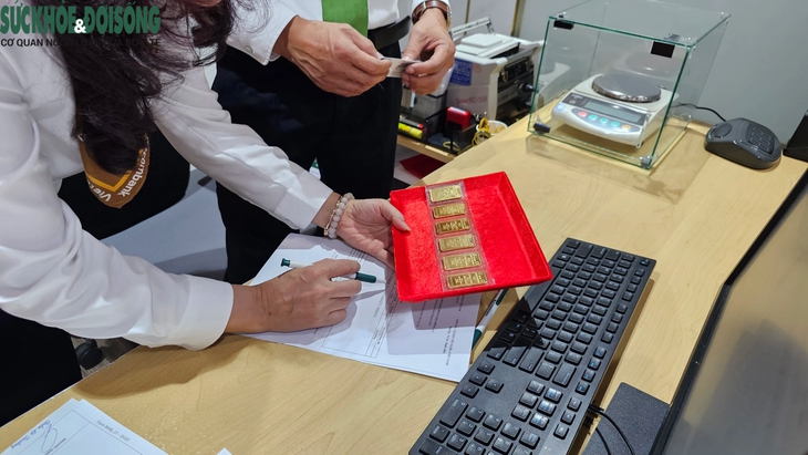Người dân xếp hàng chờ mua vàng ngày đầu bán trực tiếp- Ảnh 9.
