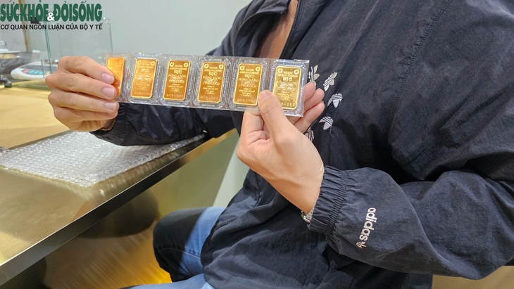 Vàng thế giới leo dốc, NHNN tiếp tục giữ nguyên giá bán vàng miếng- Ảnh 1.