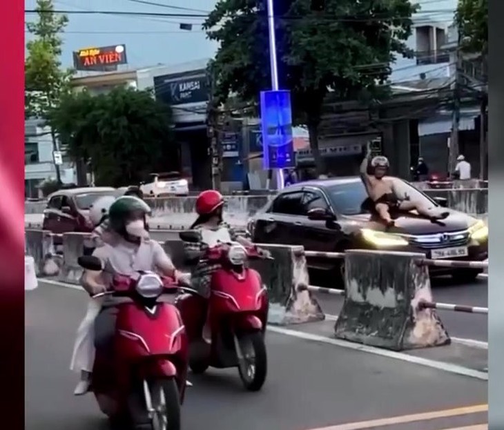 Người nước ngoài cởi trần, nhảy lên nóc xe ô tô la hét- Ảnh 1. Người nước ngoài cởi trần, nhảy lên nóc xe ô tô la hét- Ảnh 1.