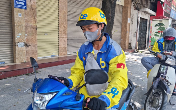 Tài xế xe công nghệ nhọc nhằn mưu sinh dưới nắng nóng