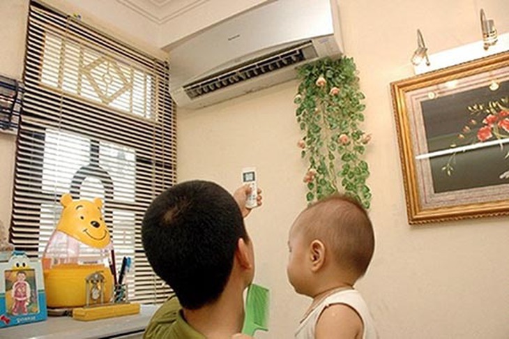 Nhiều bậc cha mẹ lo lắng rằng việc cho trẻ nằm trong phòng điều hòa có thể làm trẻ dễ bị ốm. Ảnh minh họa Nhiều bậc cha mẹ lo lắng rằng việc cho trẻ nằm trong phòng điều hòa có thể làm trẻ dễ bị ốm. Ảnh minh họa