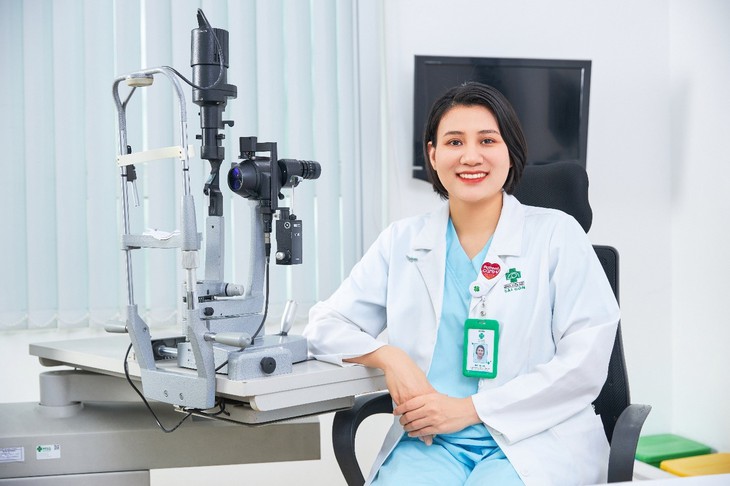 Người bác sĩ phẫu thuật tật khúc xạ luôn tận tâm với nghề- Ảnh 1.