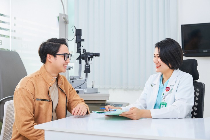 Người bác sĩ phẫu thuật tật khúc xạ luôn tận tâm với nghề- Ảnh 2.