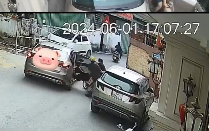 Video tài xế dừng xe ô tô giữa đường, mở cửa gây tai nạn
