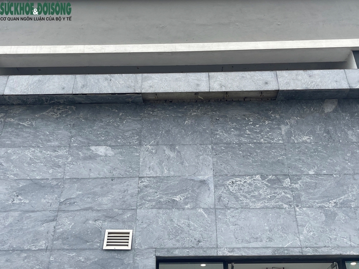 Ai chịu trách nhiệm vụ gạch rơi vào đầu cháu bé ở chung cư FLC Garden City?- Ảnh 4. Ai chịu trách nhiệm vụ gạch rơi vào đầu cháu bé ở chung cư FLC Garden City?- Ảnh 4.
