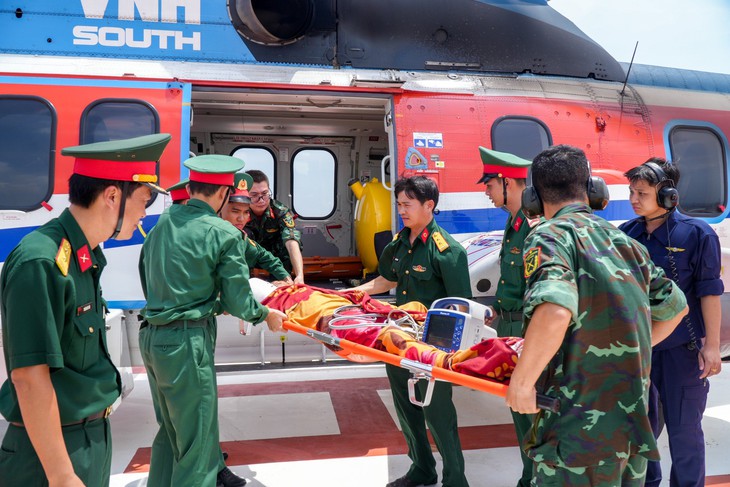 Trực thăng đưa ngư dân đứt rời tay phải về đất liền điều trị- Ảnh 1.