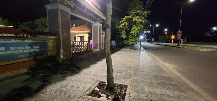 Rải tiền lẻ trước điểm thi mong con đậu trường chuyên- Ảnh 1.