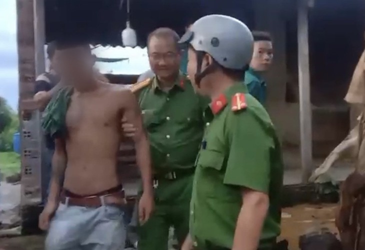 Thanh niên buồn chuyện gia đình trèo lên bồn chứa nước định tự tử- Ảnh 2.