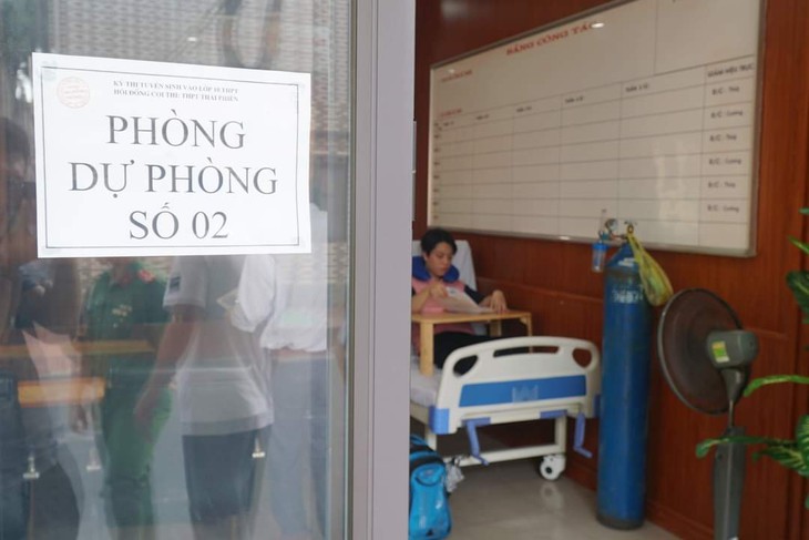 Kỳ thi vào lớp 10 ở Hải Phòng: Vừa mổ ruột thừa, thí sinh được CSGT đưa đến điểm thi- Ảnh 1. Kỳ thi vào lớp 10 ở Hải Phòng: Vừa mổ ruột thừa, thí sinh được CSGT đưa đến điểm thi- Ảnh 1.