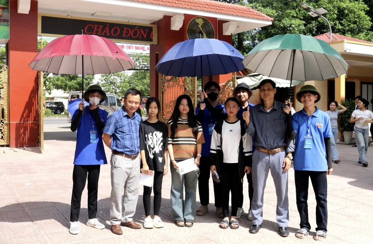Vượt núi đưa trò đi thi- Ảnh 1. Vượt núi đưa trò đi thi- Ảnh 1.