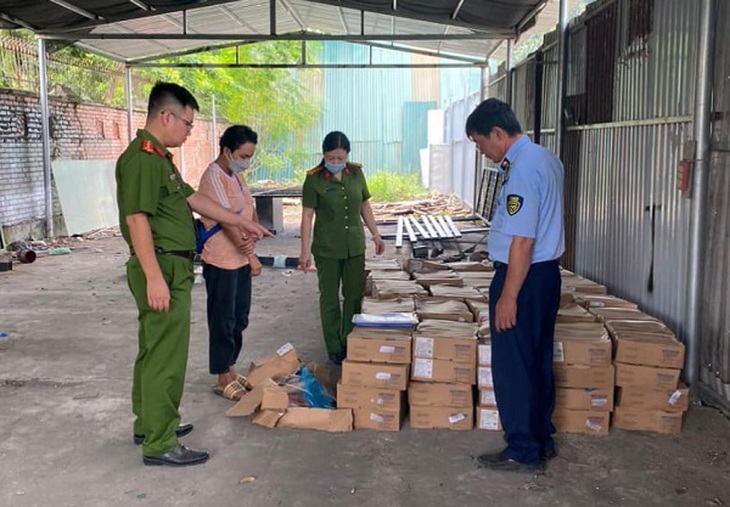 Chặn đứng 1 tấn móng giò nhập lậu chuẩn bị đưa ra thị trường - Ảnh 2. Chặn đứng 1 tấn móng giò nhập lậu chuẩn bị đưa ra thị trường - Ảnh 2.