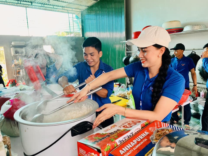 Những suất cơm 0 đồng ở vùng núi cao ấm lòng sĩ tử trong mùa thi- Ảnh 5.