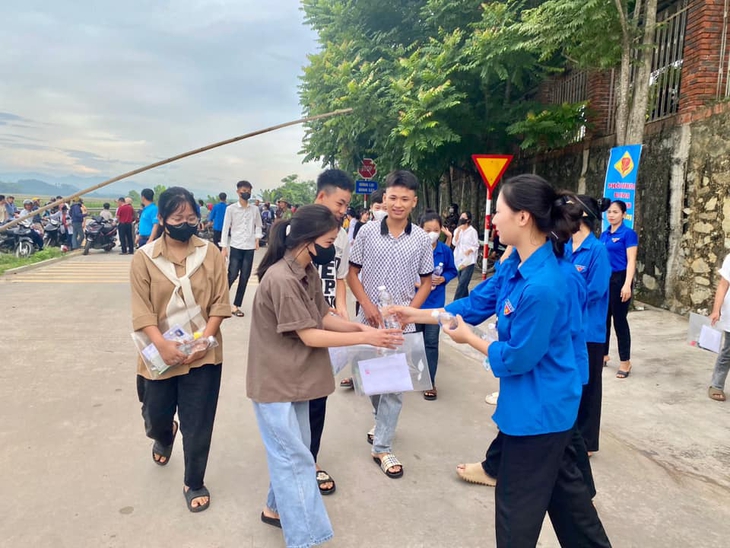 Những suất cơm 0 đồng ở vùng núi cao ấm lòng sĩ tử trong mùa thi- Ảnh 7.