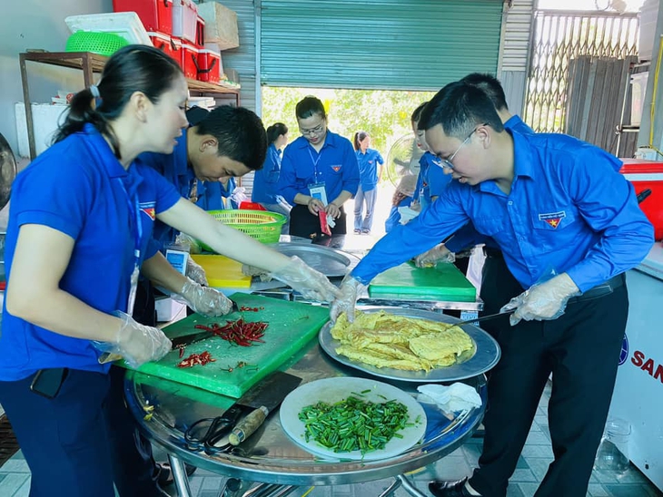 Những suất cơm 0 đồng ở vùng núi cao ấm lòng sĩ tử trong mùa thi- Ảnh 4.