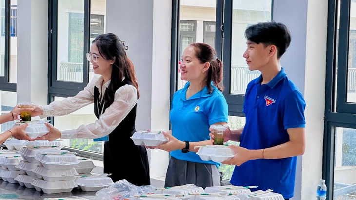 Những suất cơm 0 đồng ở vùng núi cao ấm lòng sĩ tử trong mùa thi- Ảnh 2.
