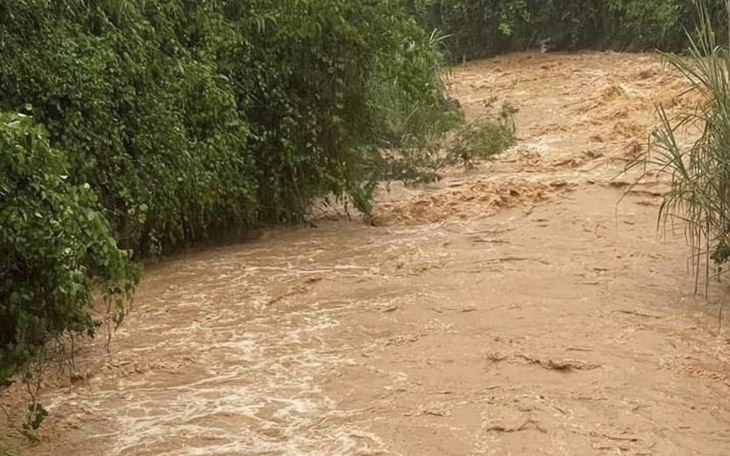 Hai mẹ con bị nước lũ cuốn trôi ở Lào Cai