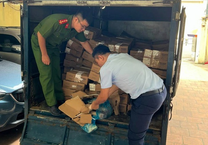 Chặn đứng 1 tấn móng giò nhập lậu chuẩn bị đưa ra thị trường - Ảnh 1. Chặn đứng 1 tấn móng giò nhập lậu chuẩn bị đưa ra thị trường - Ảnh 1.