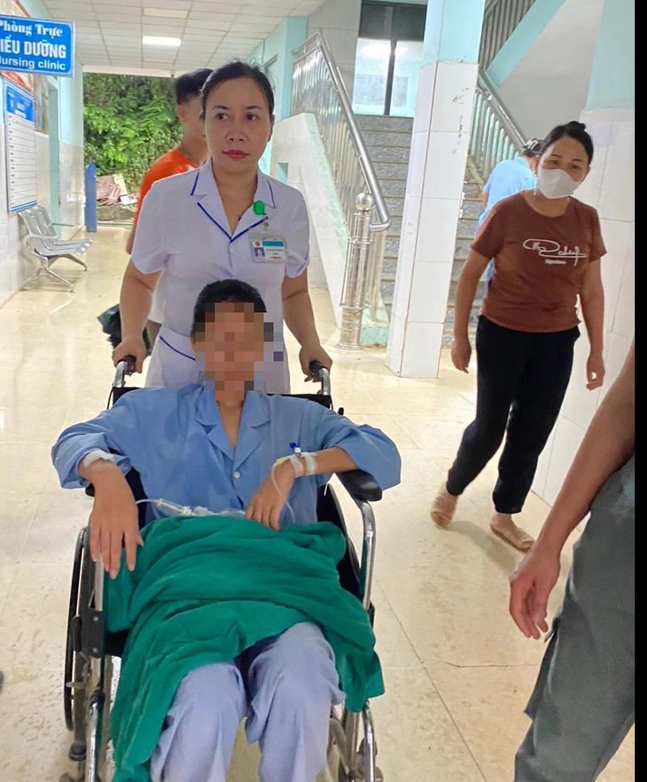 Nhân viên y tế đưa bệnh nhân sau mổ cấp cứu đi thi vào lớp 10- Ảnh 1.