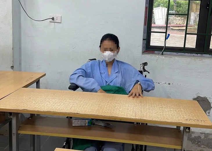 Nhân viên y tế đưa bệnh nhân sau mổ cấp cứu đi thi vào lớp 10- Ảnh 3.